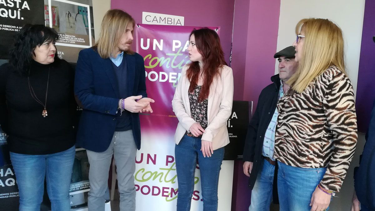 Imagen de la presentación de la candidata de Podemos en Ponferrada, Lorena González, en el centro.| M.I. Imagen de la presentación de la candidata de Podemos en Ponferrada, Lorena González, en el centro.| M.I.