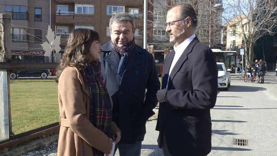 Gemma Villarroel acompañada por el procurador Luis Fuentes y el edil leonés Justo Fernández. | MAURICIO PEÑA