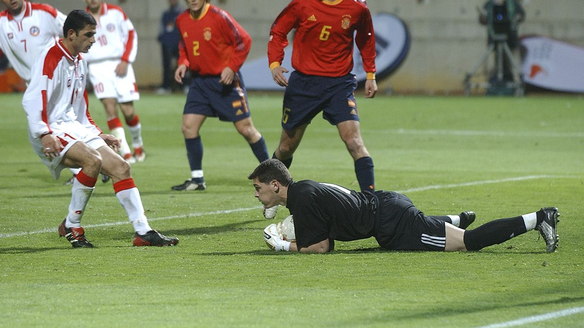 Iker Casillas atrapa un balón en el partido que disputó con la selección española en 2003 ante Armenia en León. | MAURICIO PEÑA