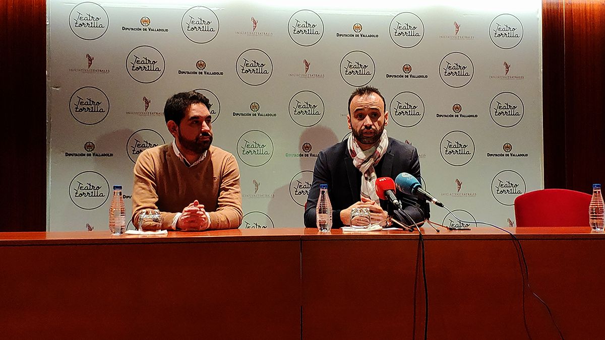 El decano del colegio, Pedro Lechuga (derecha), durante la presentación del sello. | L.N.C.