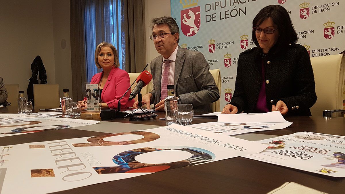 María Jesús Marinelli, Juan Martínez Majo y Magdalena García durante la presentación de la 99ª edición de la Feria de Febrero de Valencia de Don Juan. | T.G.