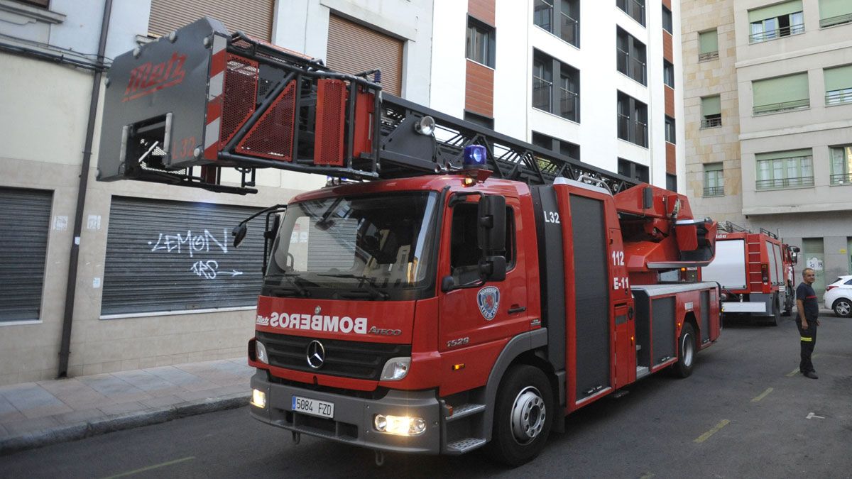 Los Bomberos de León tuvieron que acudir a sofocar el incendio. | DANIEL MARTÍN