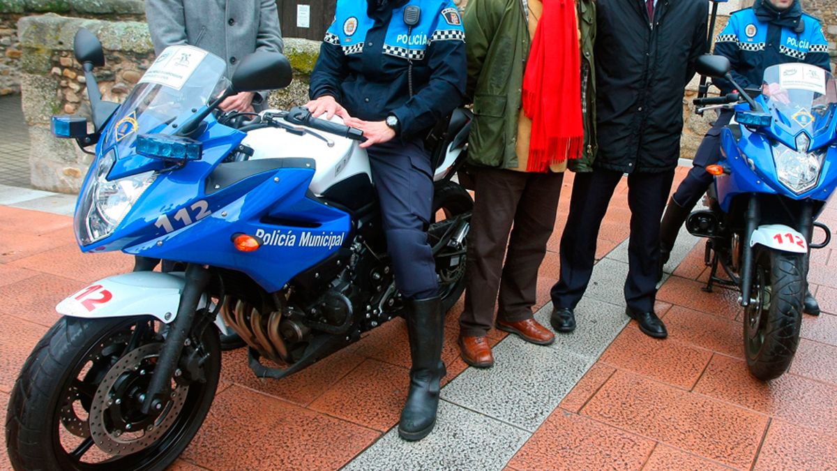 El concejal con los portavoces de Protección Civil y de la Policía Municipal en rueda de prensa. | M.I.