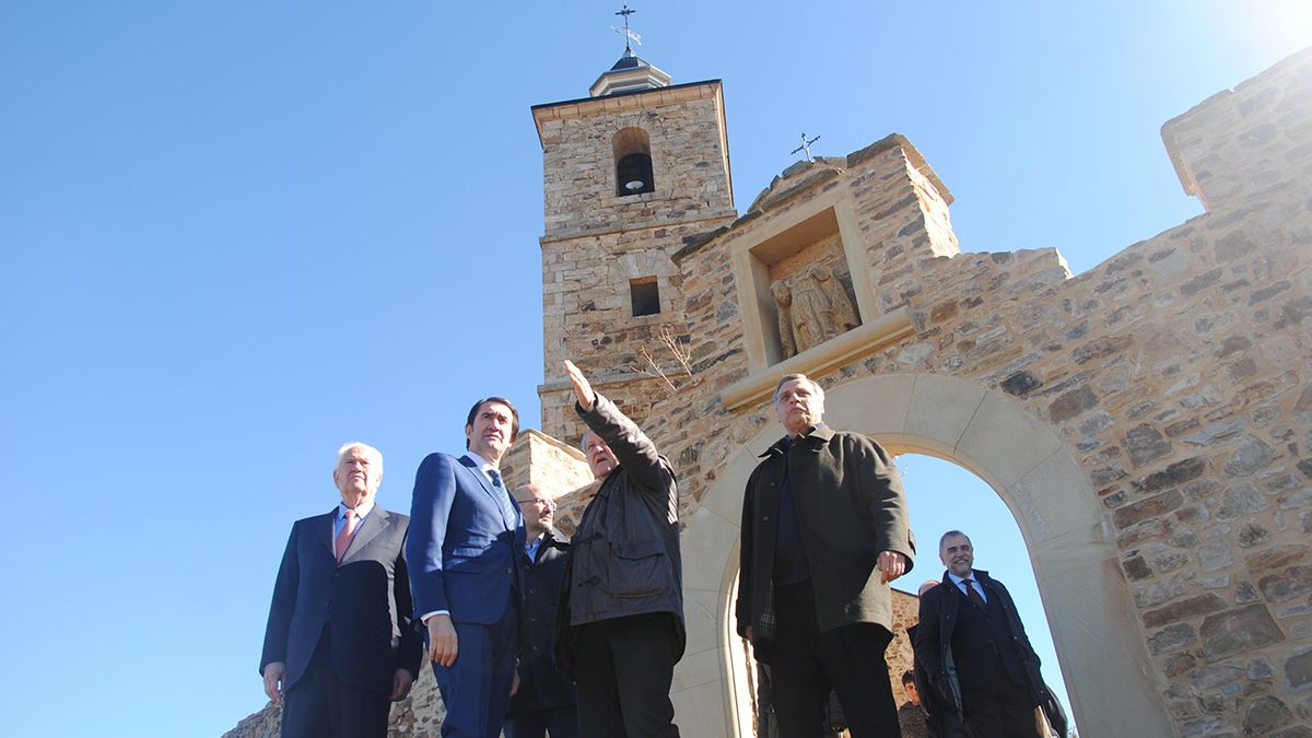 El consejero y el alcalde de Riego de la Vega, durante la visita al Santuario. | ABAJO