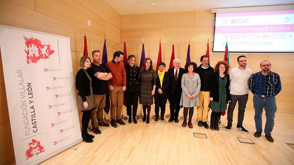 La presidenta de las Cortes y de la Fundación Villalar, Silvia Clemente, con los artistas becados.| L.N.C.