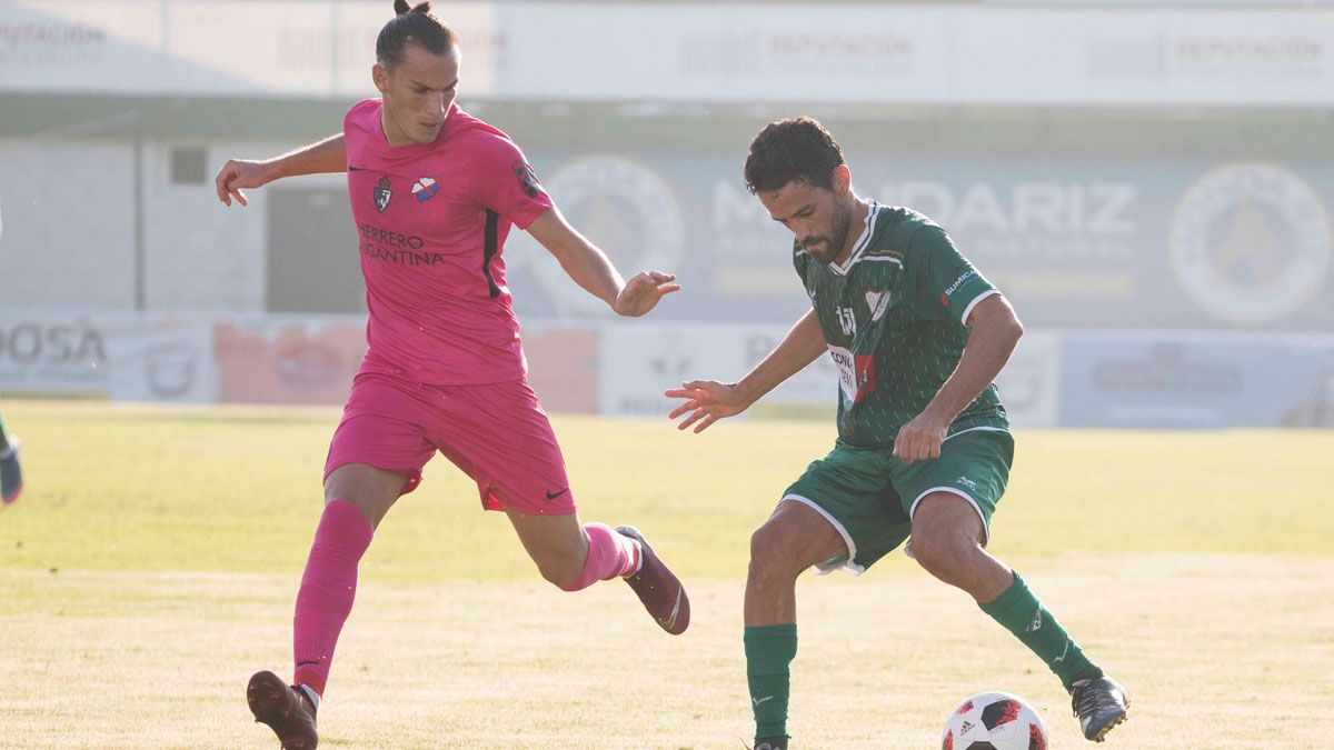 Imagen del partido entre Coruxo y Deportiva de la primera vuelta. | FARO DE VIGO