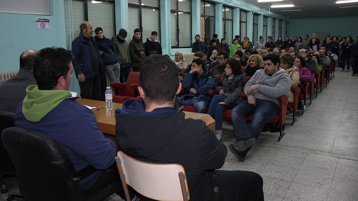 Más de un centenar de personas acudieron este jueves a una reunión en la que exigen soluciones. | T.G.