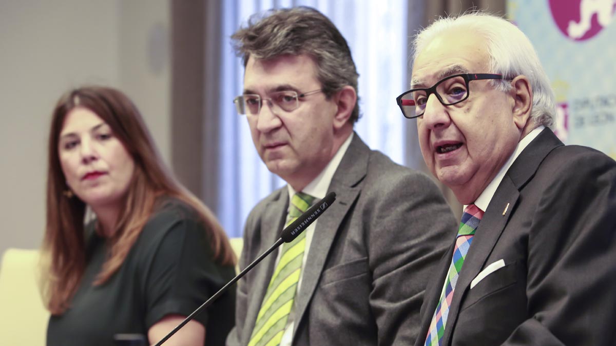 Emilio Gutiérrez, Emilio Orejas y Pablo San José, este miércoles en el Palacio de los Guzmanes.