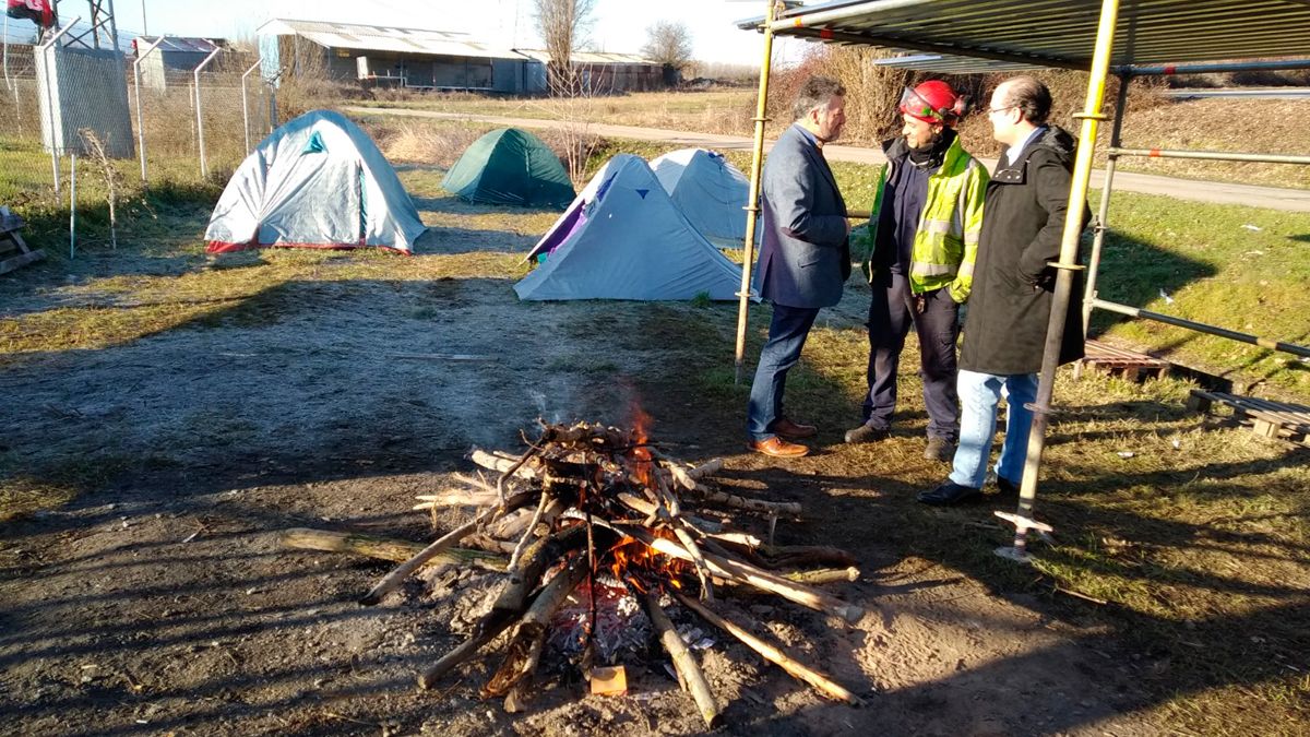 Morala y Calvo visitaron a los acampados a las puertas de Endesa. | M.I.