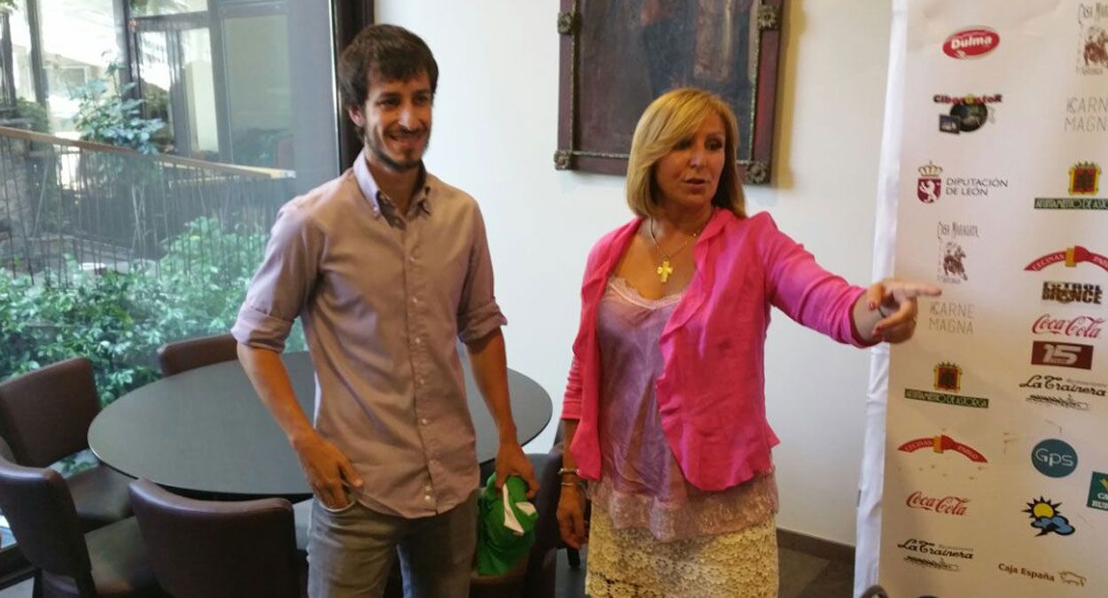 García Moreno y la presidenta Sagrario González durante la presentación. | P.FERRERO