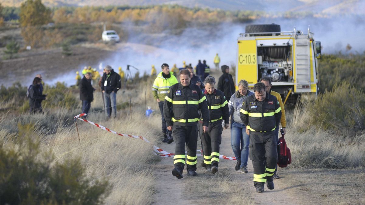 Ejercicio demostrativo contra incendios en Fontanos de Torío. | DANIEL MARTÍN