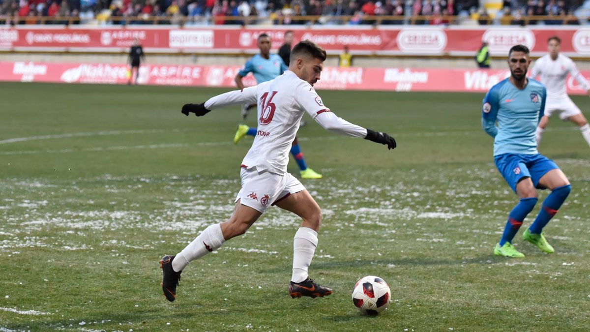 Zelu busca un centro durante el partido ante el Atlético B. | SAÚL ARÉN