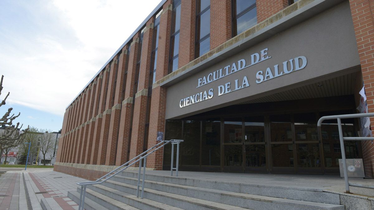Vista exterior de la Facultad de Ciencias de la Salud de la Universidad d León. | MAURICIO PEÑA