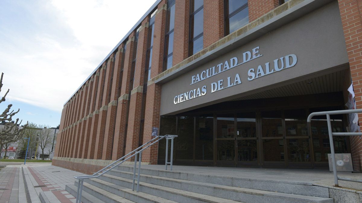 Vista exterior de la Facultad de Ciencias de la Salud de la Universidad de León. | MAURICIO PEÑA