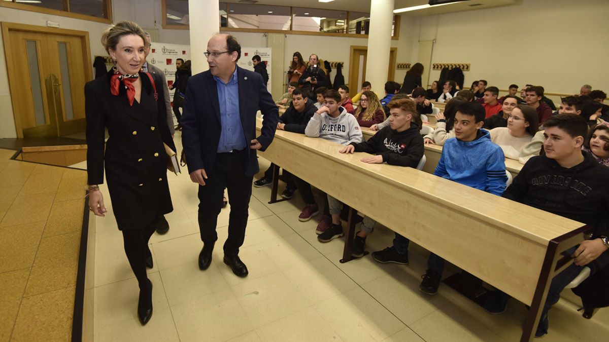 Victoria Seco y Carlos Polanco al principio de la charla en la Escuela de Ingenierías. | SAÚL ARÉN