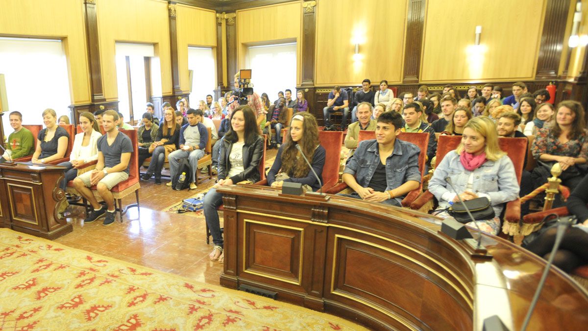 Imagen de varios alumnos Erasmus en una recepción en el Ayuntamiento de León. | DANIEL MARTÍN