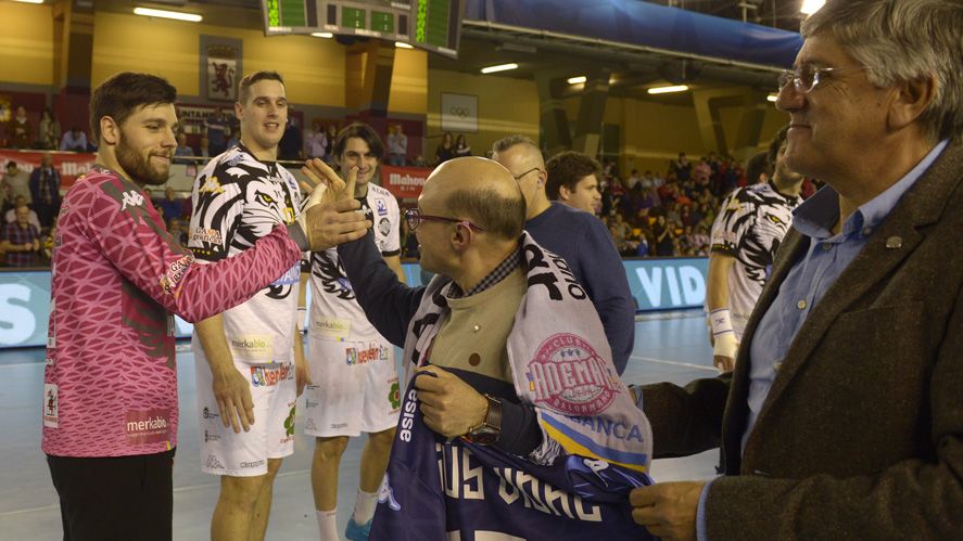 Jesús Vidal saludó a los jugadores del Abanca Ademar. | MAURICIO PEÑA