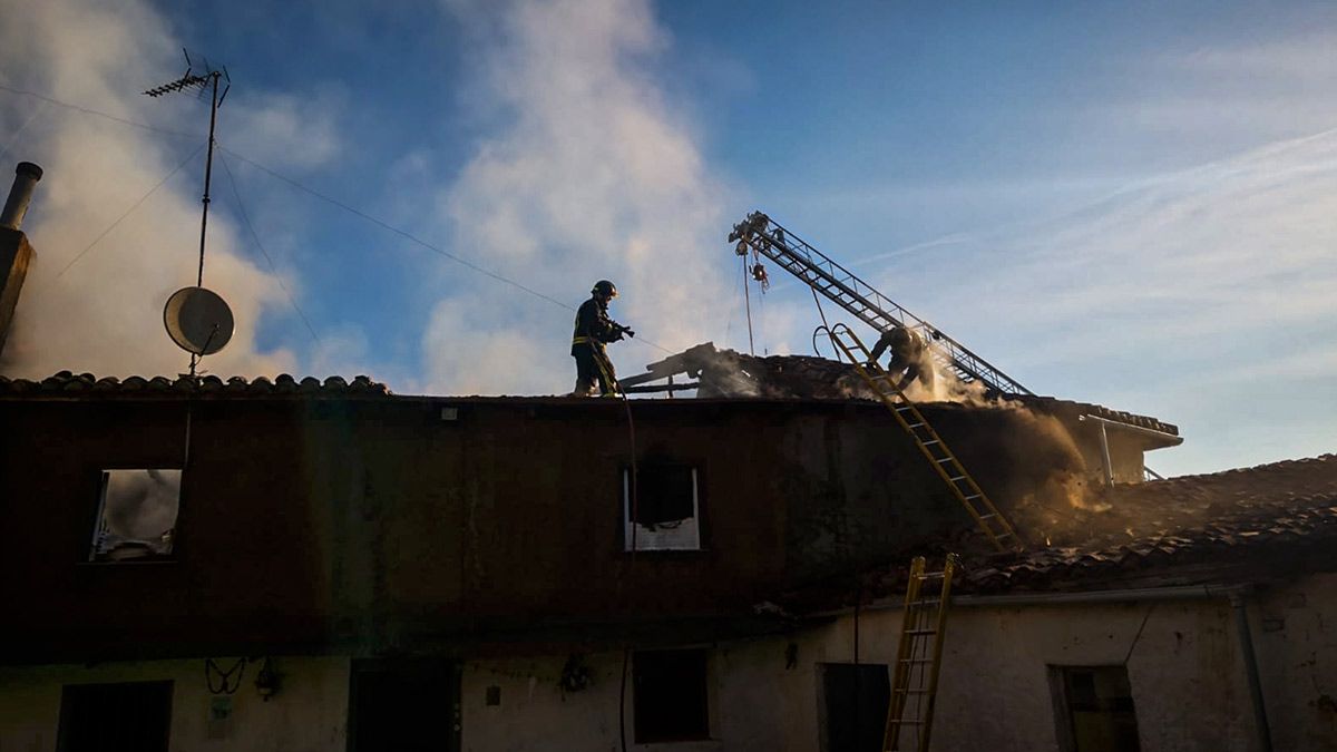 Imagen del incendio de Valduvieco tomada por los Bomberos del Ayuntamiento de León.
