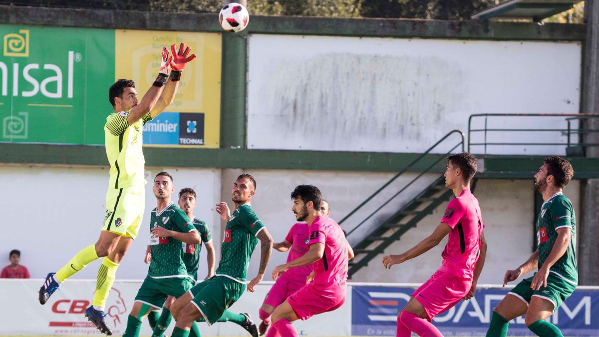 Gazzaniga atrapa un balón en el partido de la primera vuelta ante el Coruxo. | FARO DE VIGO