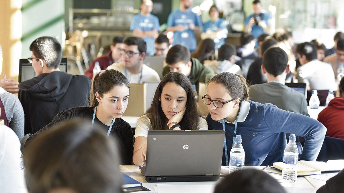Alumnos de doce centros educativos participaron este sábado en la cuarta edición de ‘CodeWars’. | SAÚL ARÉN Alumnos de doce centros educativos participaron este sábado en la cuarta edición de ‘CodeWars’. | SAÚL ARÉN