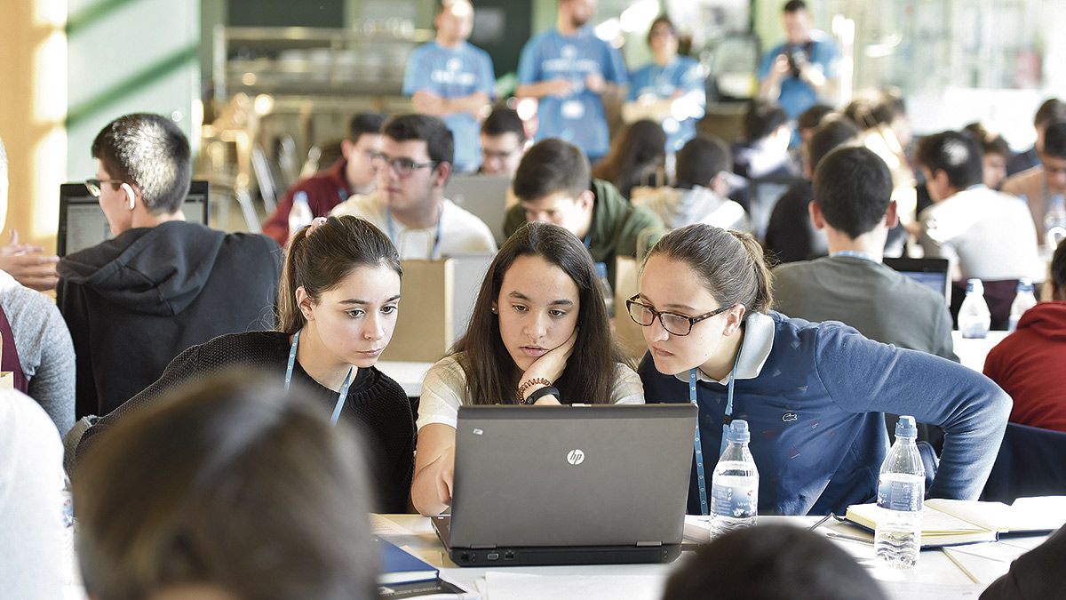 Alumnos de doce centros educativos participaron este sábado en la cuarta edición de ‘CodeWars’. | SAÚL ARÉN