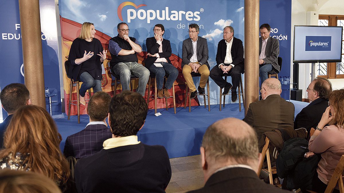 El PP de Castilla y León organizó ayer en Casa Botines un foro sobre educación en el que participó su presidente, Alfonso Fernández Mañueco. | SAÚL ARÉN