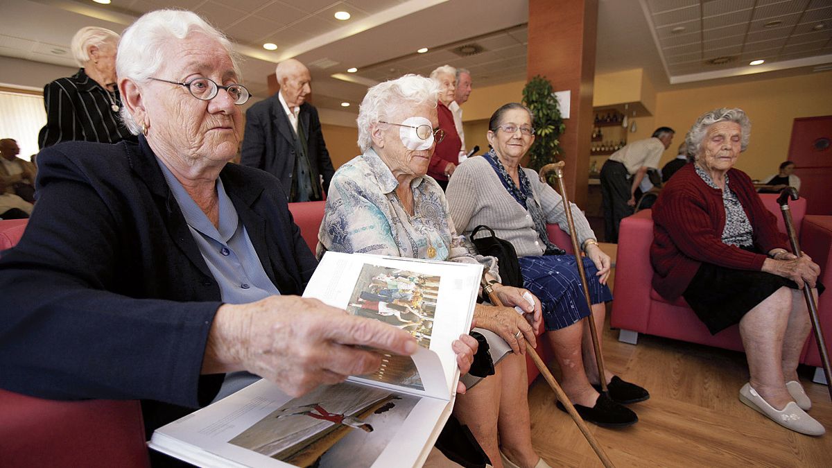 Grupo de mujeres ingresadas en una residencia de mayores de Ávila. | ICAL