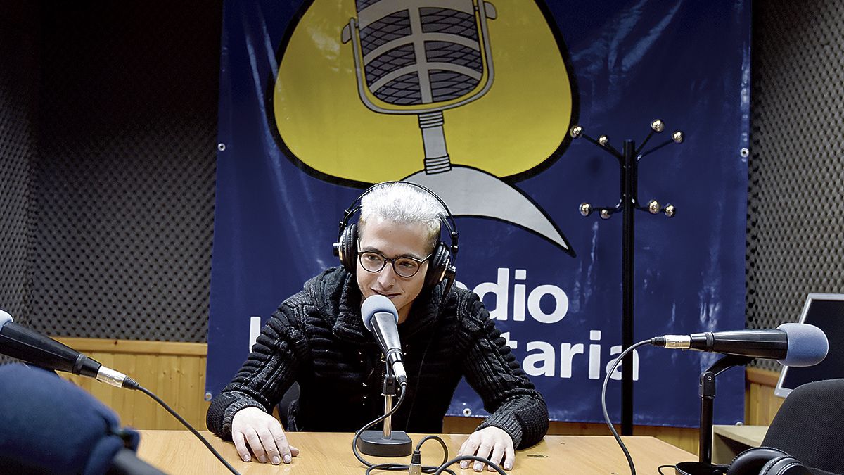Héctor Fernández, uno de los coordinadores de Radio Universitaria, en el estudio del campus. | SAÚL ARÉN