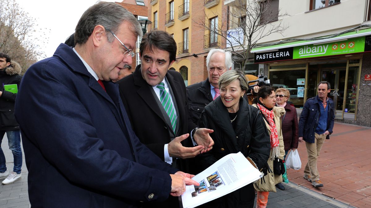 El alcalde de León, Antonio Silván, y el consejero de Fomento, Juan Carlos Suárez-Quiñones, durante una visita a las obras del ARU 'León Oeste'. | CÉSAR
