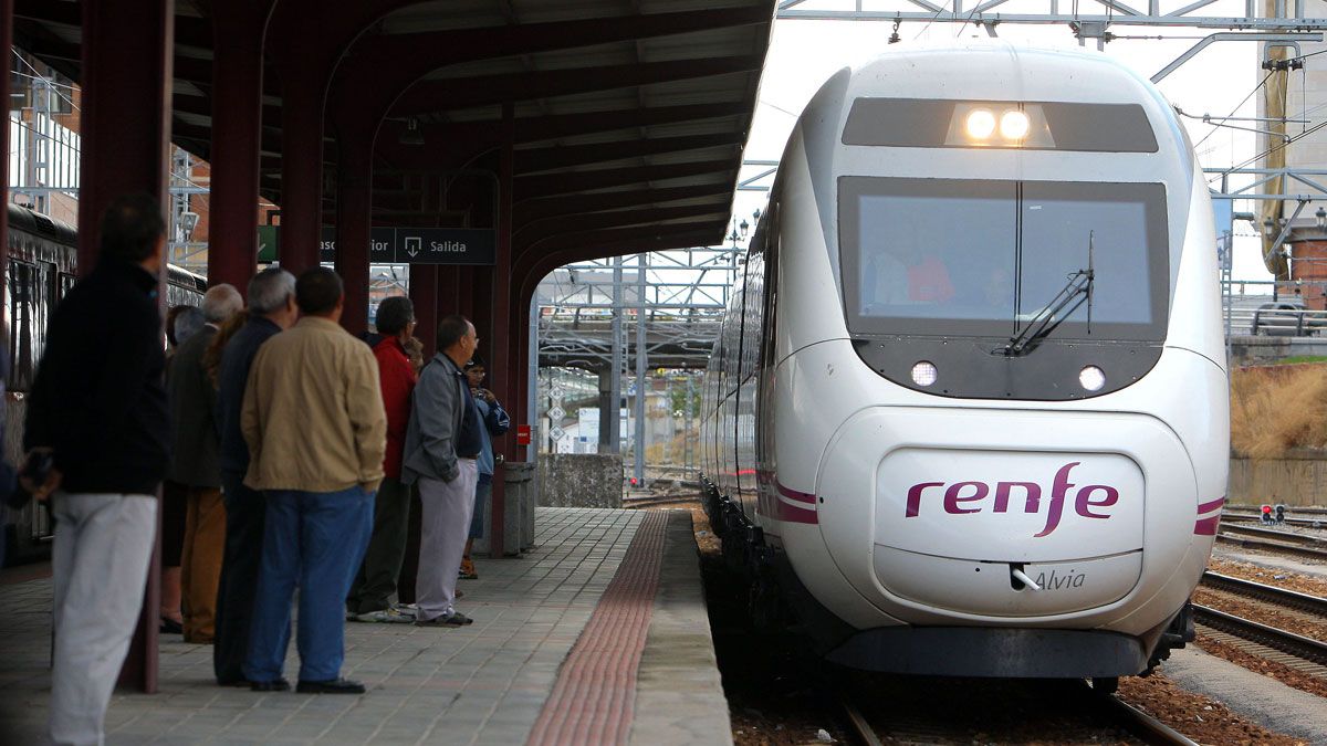 Imagen de archivo de la llegada de un Alvia a la estación de tren de Ponferrada. | C.S. (ICAL)