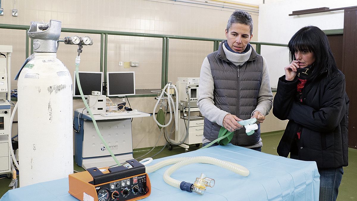 Mariluz Parga (izquierda) y Marta Regueiro (derecha) con los equipos que se emplearán en la expedición antártica. | L.N.C.