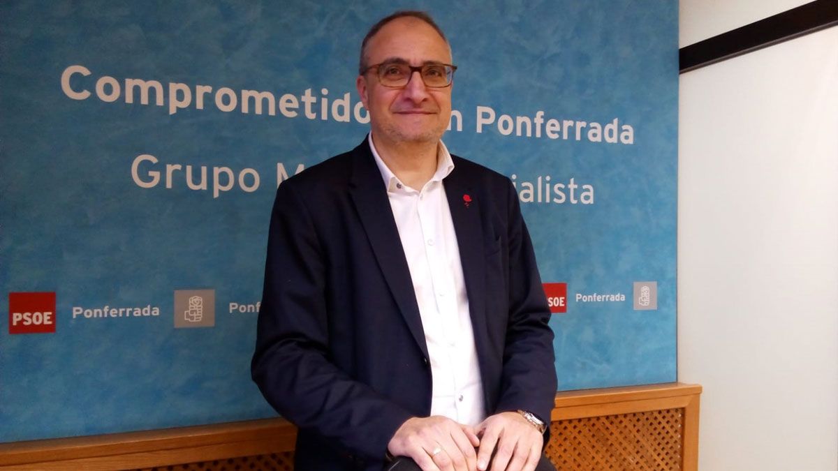 Olegario Ramón, portavoz del PSOE en Ponferrada, antes de la rueda de prensa de este lunes. | L.N.C.