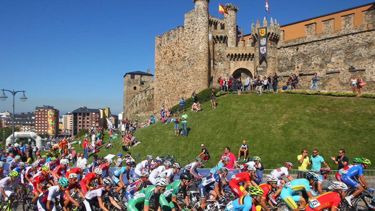 Imagen de ciclistas pasando ante el castillo de ponferrada durante una prueba del Mundial 2014. | Ical