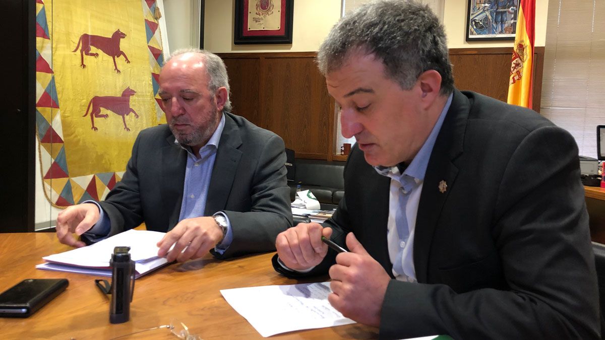 José Guzmán (i) y Arsenio García en la presentación de las cuentas. | P.F.