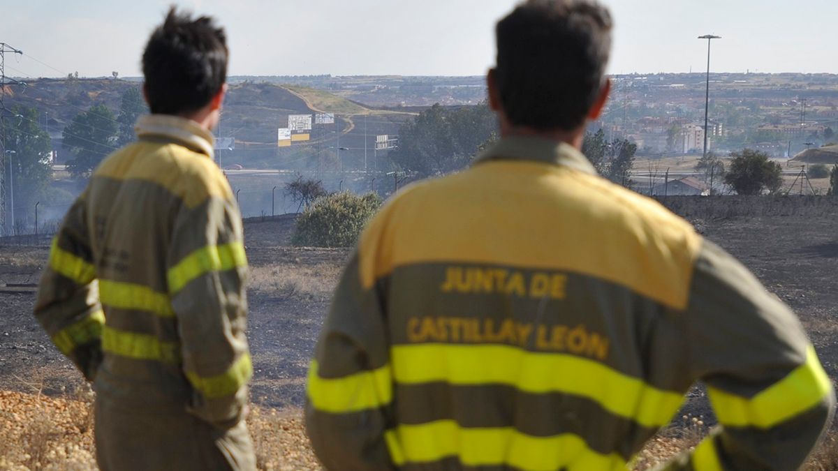 Imagen de archivo de dos trabajadores de extinción de incendios de la Junta. | DANIEL MARTÍN