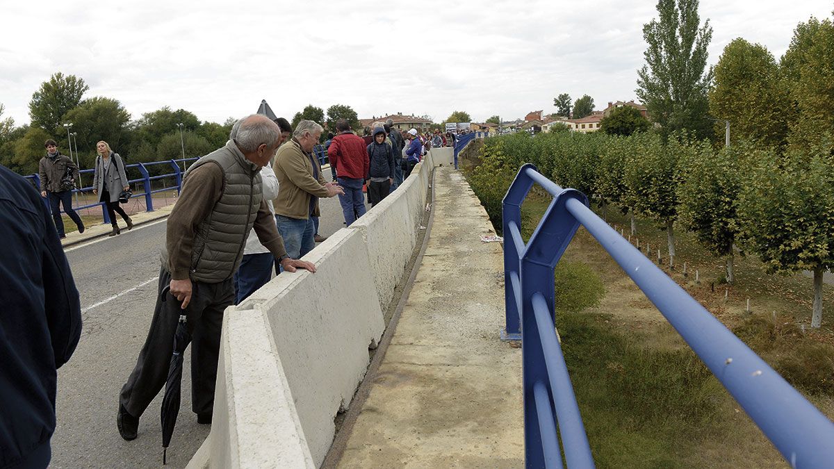 Imagen de una de las protestas que ha tenido lugar en el puente sobre el Porma a la altura de su cauce en el Puente Villarente. | MAURICIO PEÑA