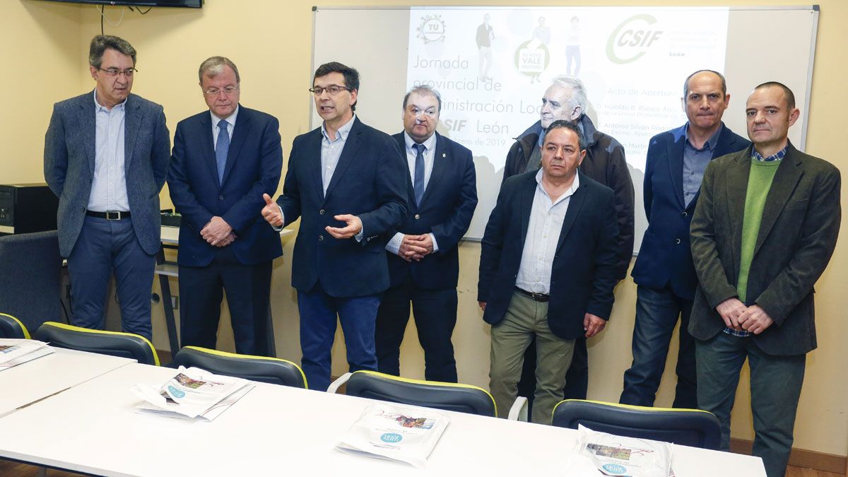 El presidente autonómico de CSIF, Carlos Hernando (2I); el presidente provincial, Hipólito Riesco (C); el secretario de Acción Sindical, Agustín Marcos (I); el alcalde Antonio Silván (2d), y el presidente de la Diputación, Juan Martínez Majo (d).