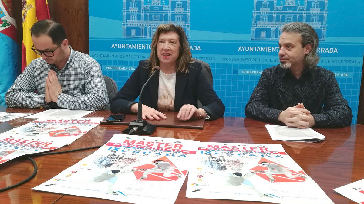 Los ediles Álvaro Rajo y  María Antonia Gancedo junto a Gonzalo González, de Caballeros de Ulver. | D.M.