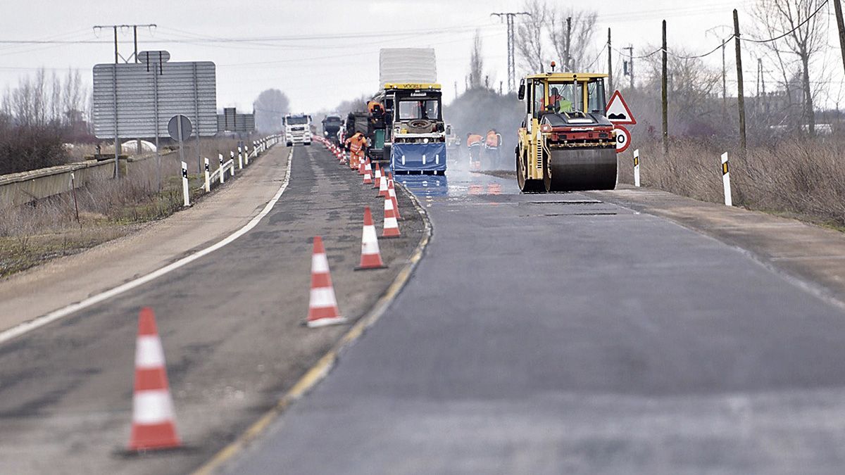 Las obras de la carretera  N-630 comenzaron este martes a la altura del término municipal de Villamañán. | SAÚL ARÉN