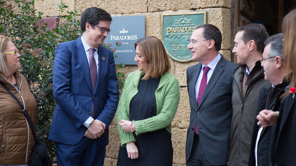 El presidente de Paradores, Óscar López, y la delegada del Gobierno, Virgina Barcones, este martes en Benavente. | ICAL El presidente de Paradores, Óscar López, y la delegada del Gobierno, Virgina Barcones, este martes en Benavente. | ICAL