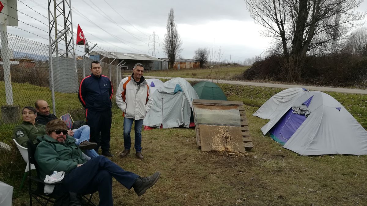 Campamento que mantienen los trabajadores de las auxiliares en Compostilla. | M.I.