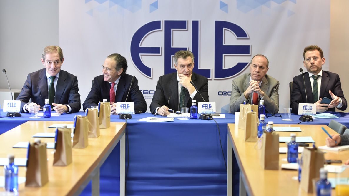 La Junta Directiva de la Federación Leonesa de Empresarios (Fele), con Javier Cepedano en el centro. | SAÚL ARÉN