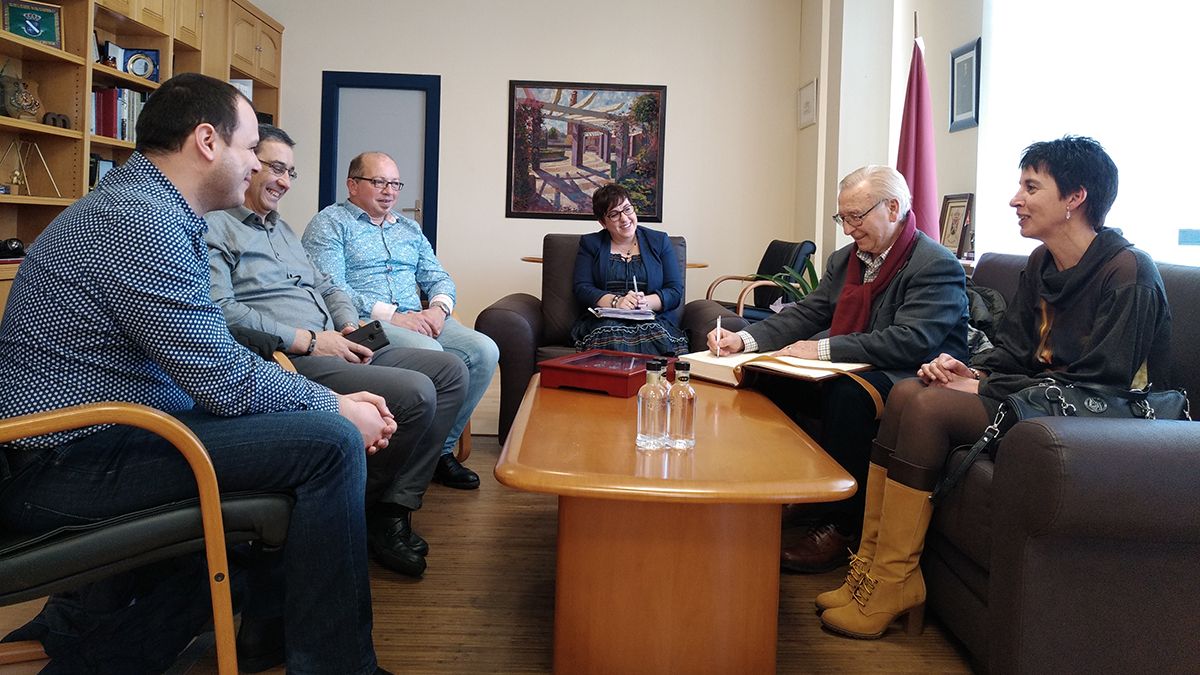 Un momento del encuentro entre la alcaldesa y los representantes de ambas entidades. | L.N.C.