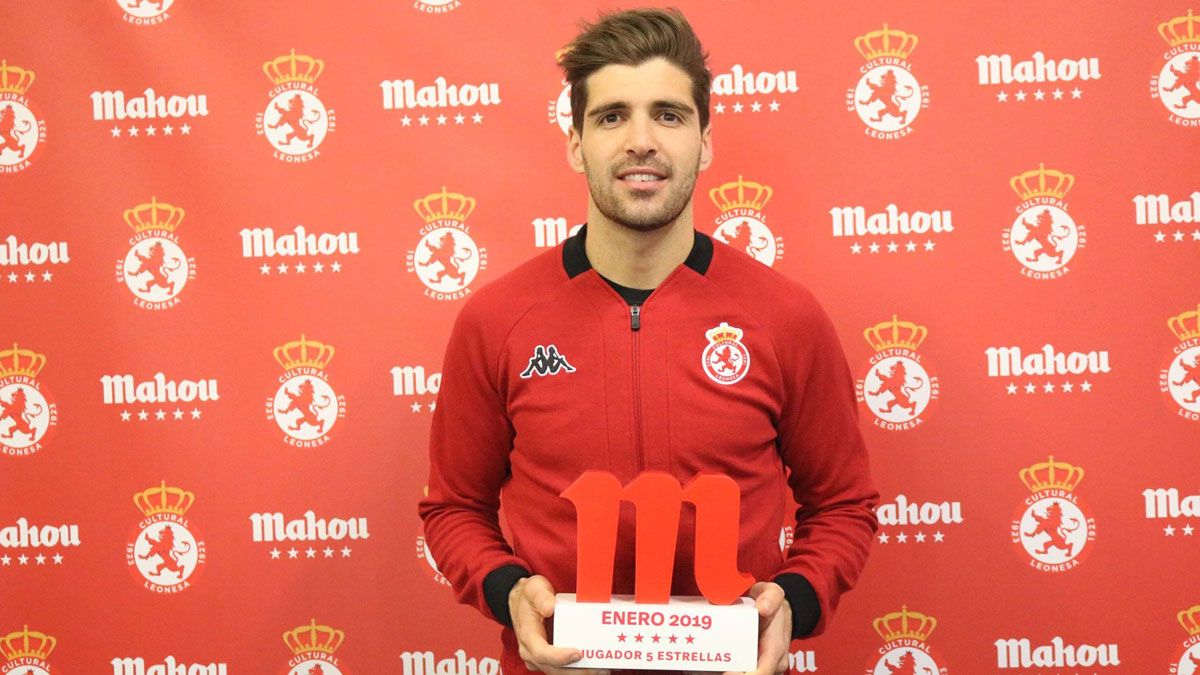 Iván González, con su premio de mejor jugador de enero. | L.N.C.