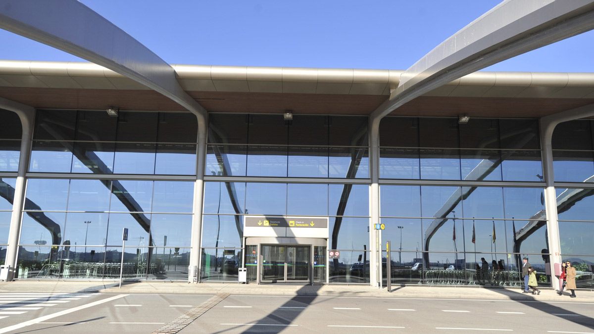 Vista general de las puertas de acceso al aeropuerto situado en La Virgen del Camino. | DANIEL MARTÍN