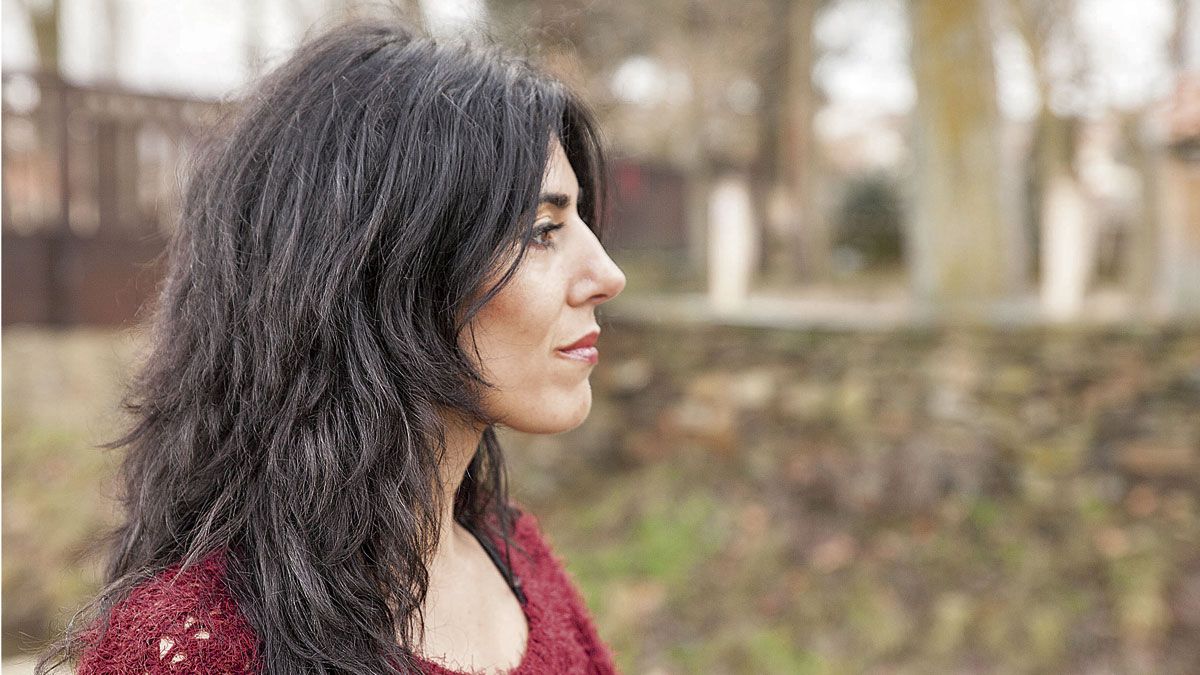 La poeta y escritora Raquel Lanseros acude este jueves a la Biblioteca Padre Isla con su nuevo poemario.