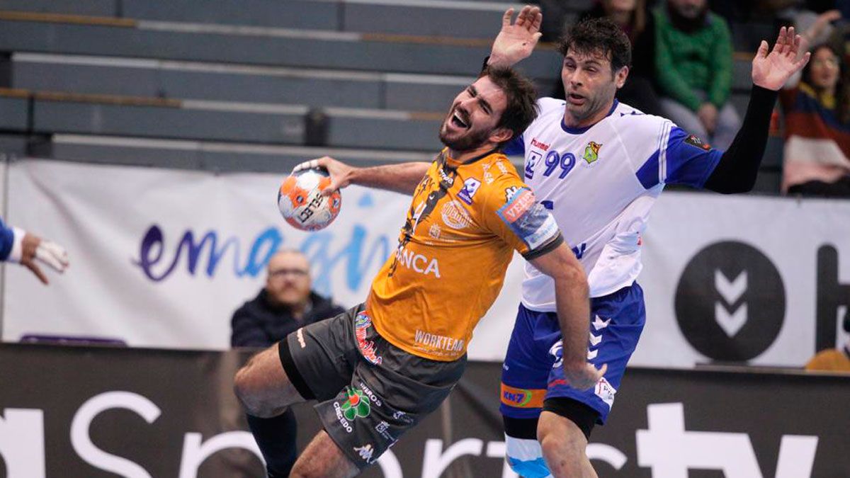 Simonet, que brilló y fue el mejor en ataque del Abanca Ademar, intenta lanzar tras superar a Antonio García. | BM GRANOLLERS