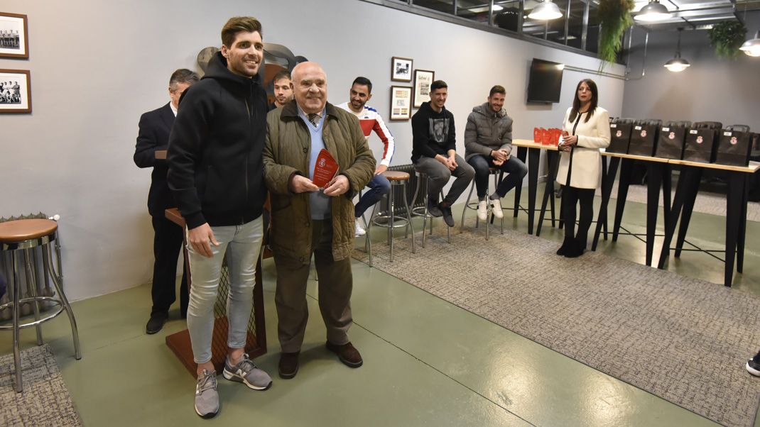 Iván González entrega uno de los premios. | SAÚL ARÉN