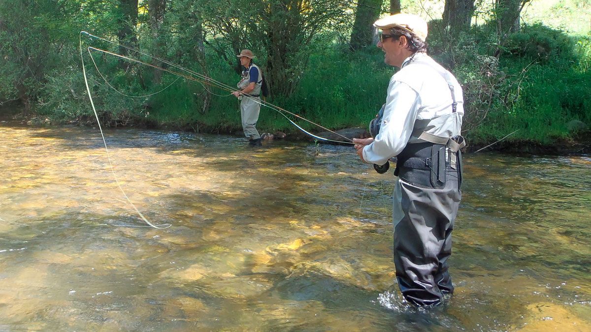 Imagen de dos pescadores en las aguas del río Torío. | R.P.N.