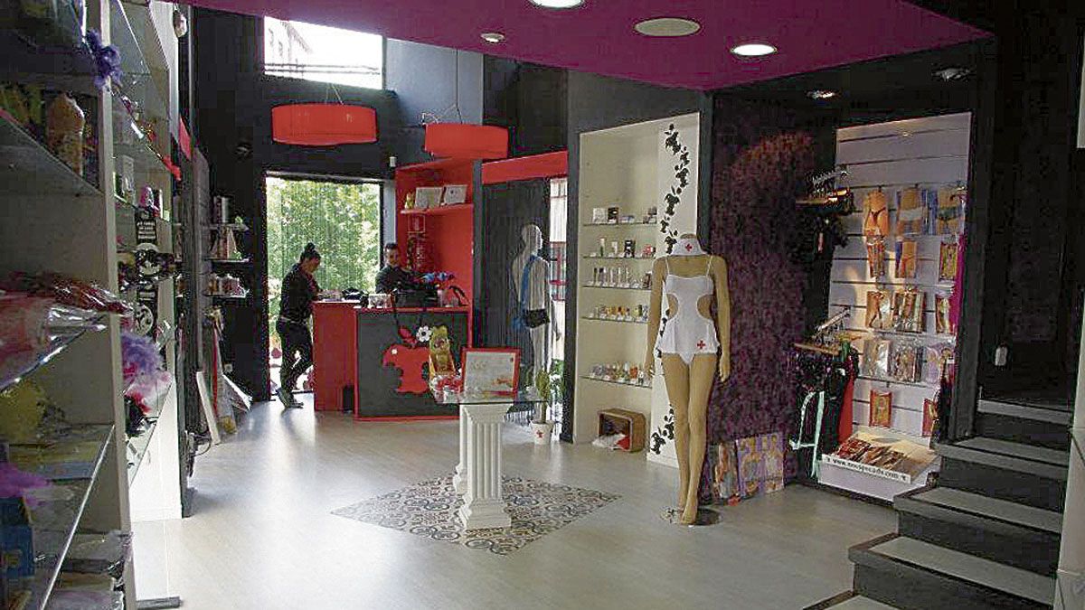 Interior del sex shop ponferradino en la calle Río Selmo, 8. | L.N.C.